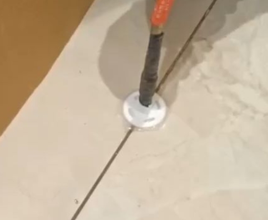 曲靖瓷砖空鼓维修公司专业解答瓷砖在铺贴过程中，如果没有涂抹均匀到位的粘结材料（如水泥砂浆或瓷砖胶），可能会导致以下问题